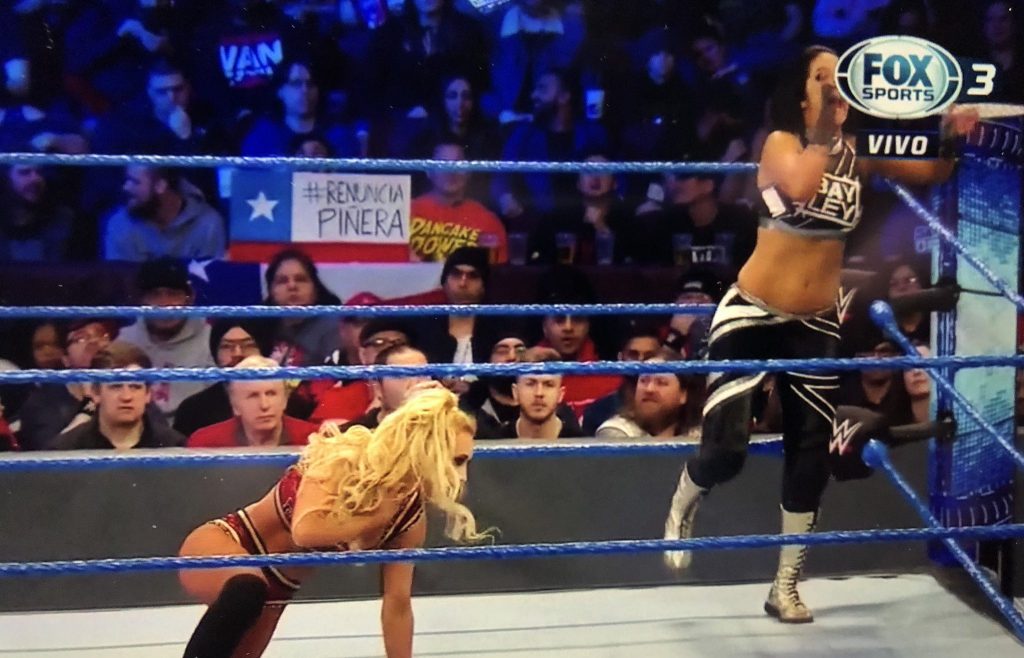 «Renuncia Piñera»: El cartel contra el presidente que se pudo ver en el SmackDown de la WWE