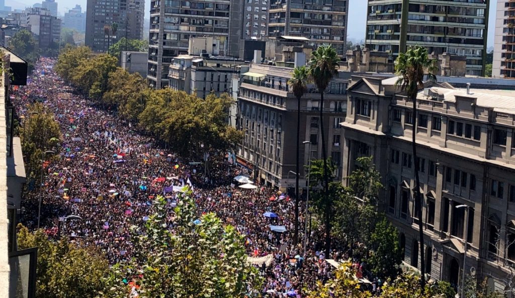 Medios de todo el mundo destacan que masiva manifestación en Chile «marcó el ritmo» del 8M 