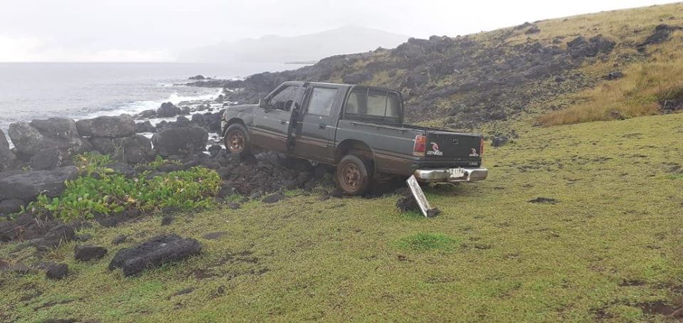 El absurdo descuido que provocó que camioneta chocara contra un moai en Rapa Nui