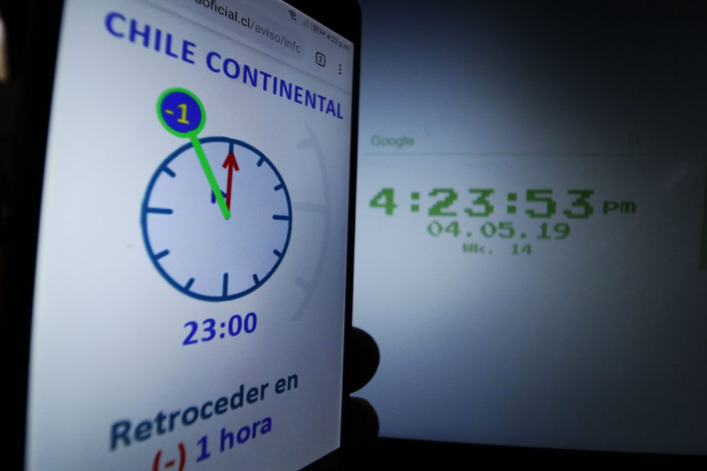 Gobierno confirma que la próxima semana se cambia la hora en gran parte de Chile