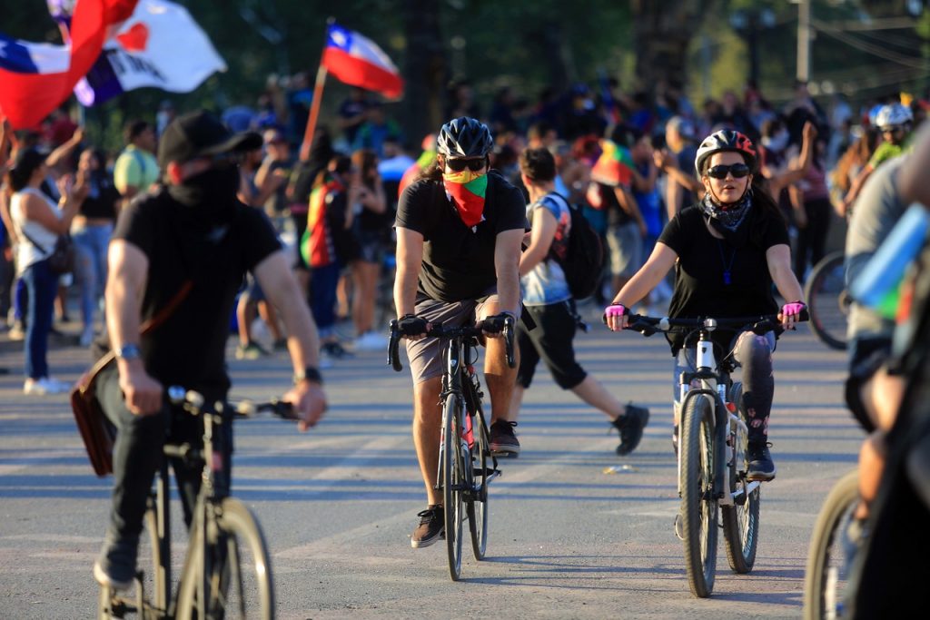 VIDEOS| Primera manifestación de marzo comienza con gran caravana de ciclistas por el Apruebo