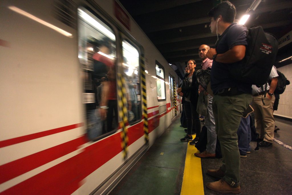 Movilizaciones en distintos puntos de Santiago obligan a Metro a cerrar algunas de sus estaciones