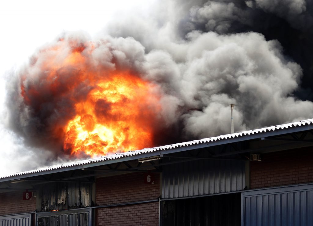Incendio en Pudahuel: cuatro muertos y bodega de Cooperativa de Carabineros afectada