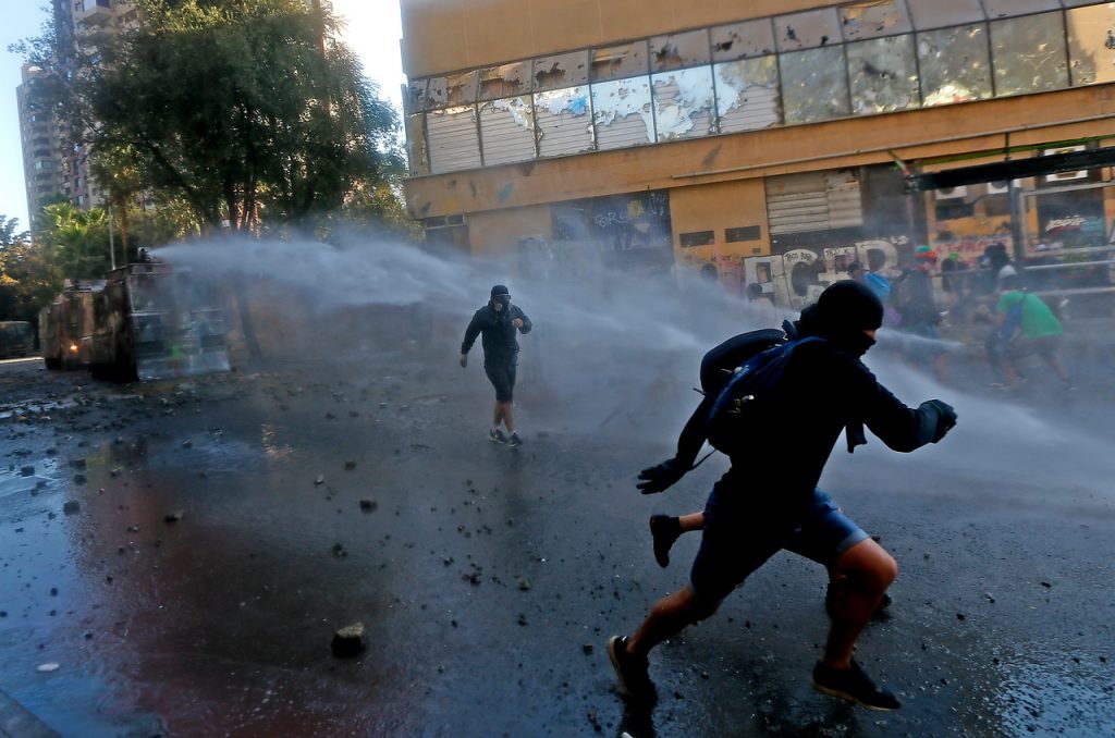 FOTOS| El “Súper Lunes” culmina con incidentes y protestas en las calles y Metro de Santiago