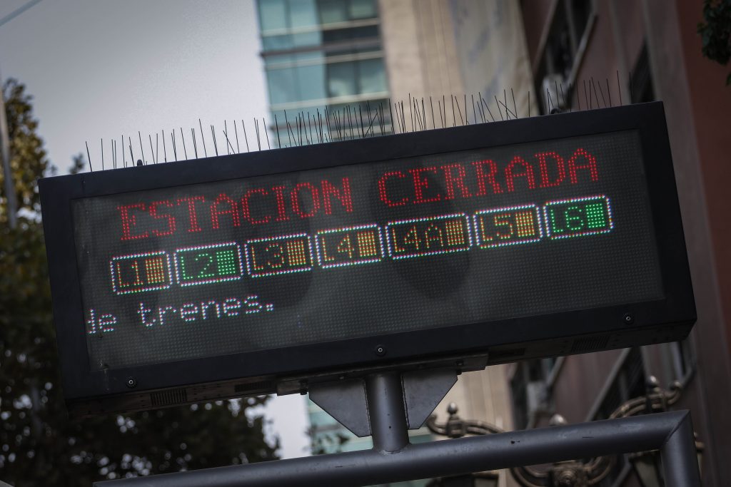 Metro de Santiago cierra varias estaciones tras manifestaciones e intentos de evasión