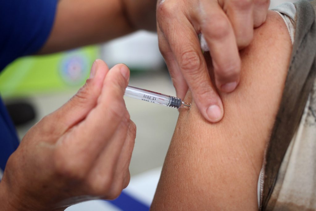 Funcionaria que vacunó contra influenza a adultos mayores y niños dio positivo por Coronavirus en Chillán