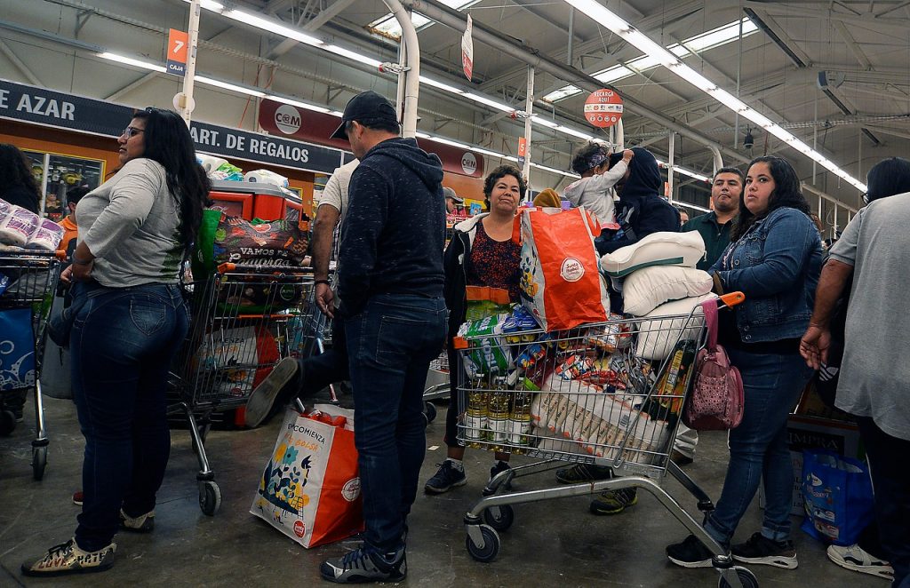 Freno a los «mayoristas»: Walmart limita compras de desinfectantes por cliente