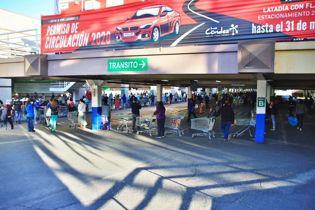 FOTOS| Largas filas en supermercados pese a que igual se puede ir durante cuarentena total