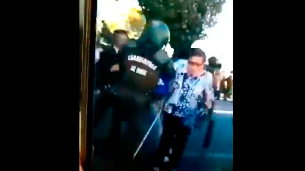VIDEO| Otra fuerte agresión de Carabineros: FF.EE. empuja y bota a abuelita con muletas