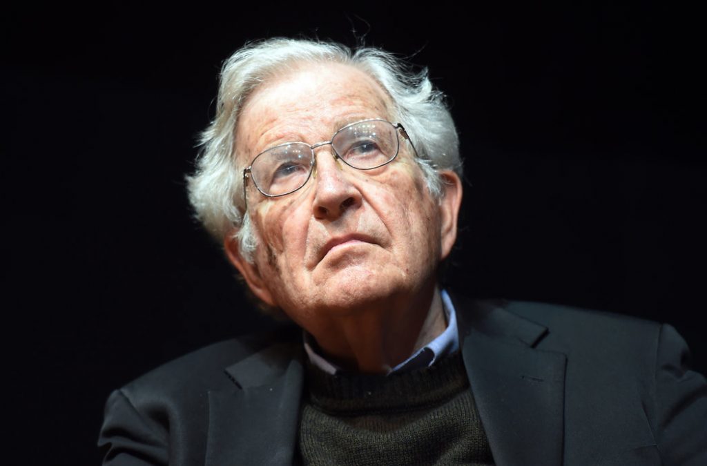 Noam Chomsky: «La crisis pone de manifiesto los profundos defectos de los modelos económicos imperantes»
