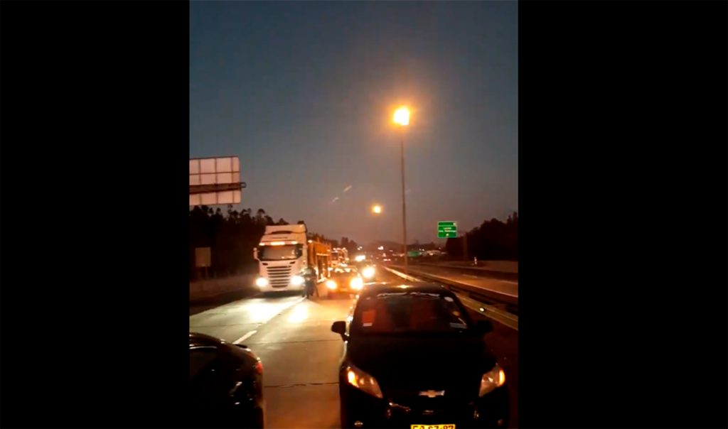 VIDEO| Colectiveros de San Antonio bloquean Autopista del Sol ante alto flujo de automóviles hacia la costa