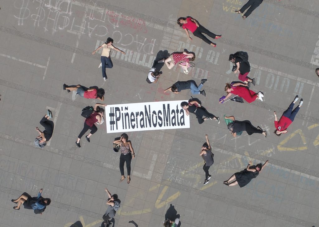 VIDEO| «#PiñeraNosMata»: Historiadoras feministas realizan novedosa performance en Plaza de la Dignidad