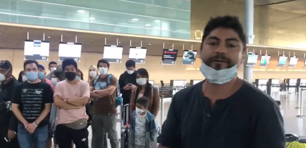 Angustiante llamado de chilenos varados en aeropuerto de Colombia: «Nos vamos a quedar sin comer»