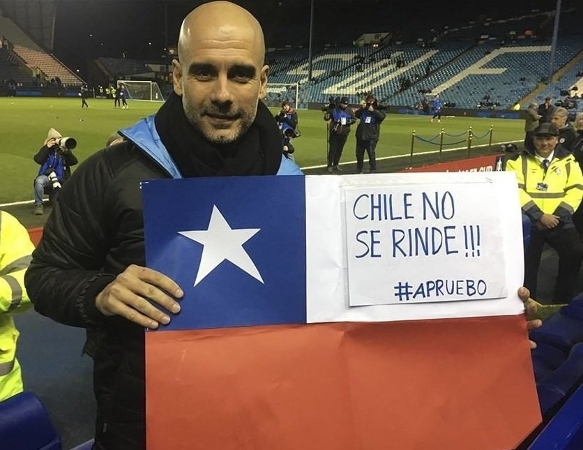 Pep Guardiola posa con bandera chilena y mensaje que apoya el “Apruebo”