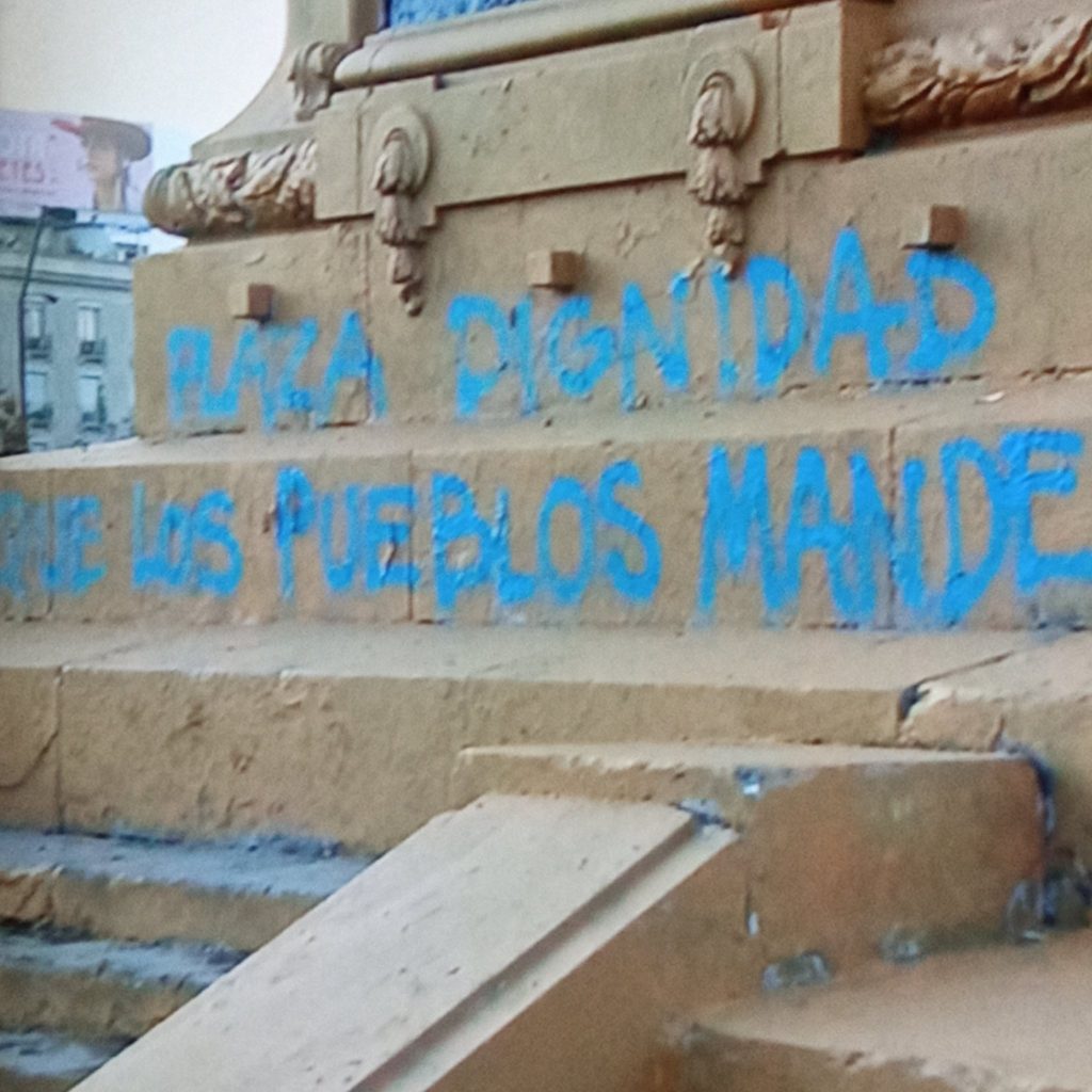 Monumento Baquedano es pintado nuevamente a horas de haber sido «limpiado»