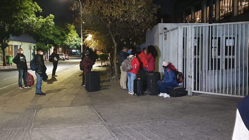 Devuelven otro bus a Santiago: chofer abandonó a pasajeros en el hospital