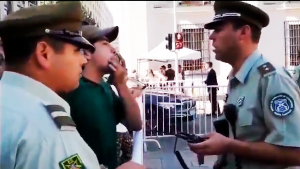 VIDEO| “El Pifias”: joven se convierte en viral por divertida protesta en La Moneda frente a Carabineros