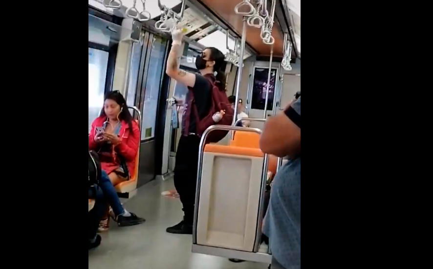 REDES| “Héroe anónimo”: viralizan video de joven que sanitiza el Metro de Santiago
