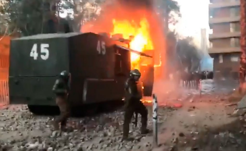 VIDEOS| Carro lanza agua de Carabineros se incendia y queda totalmente destruido en Plaza de La Dignidad
