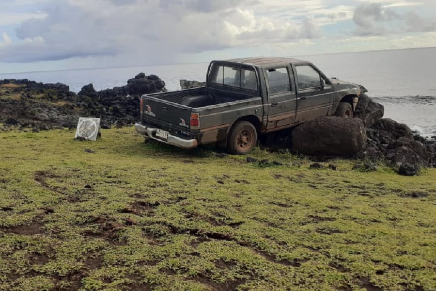 Chileno residente en Rapa Nui choca un moai con su camioneta: “El daño es incalculable”