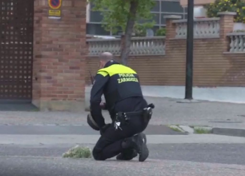 VIDEO| El desgarrador homenaje de un policía español a fallecidos por COVID-19 que conmueve al mundo