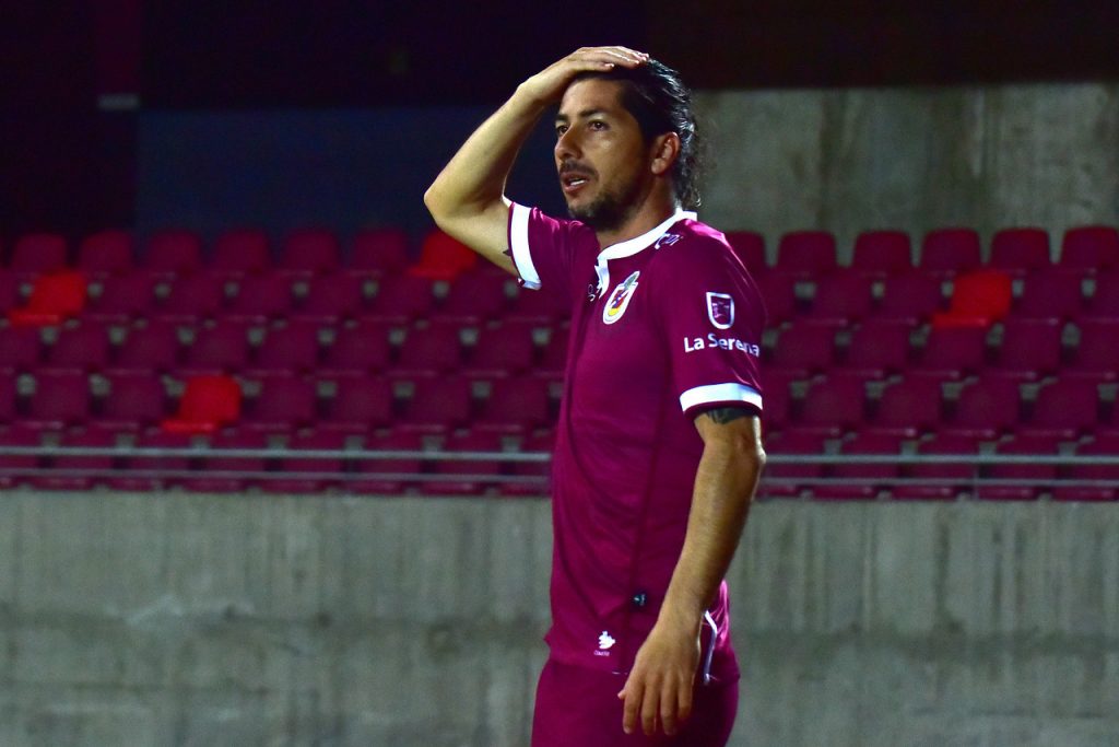 Jaime Valdés propone que el fútbol regrese en dos semanas más y se llena de críticas