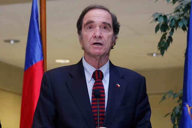 Senadores de derecha llevan proyecto de indulto conmutativo al TC: Ministro Larraín dice estar «sorprendido» por actitud de Chile Vamos