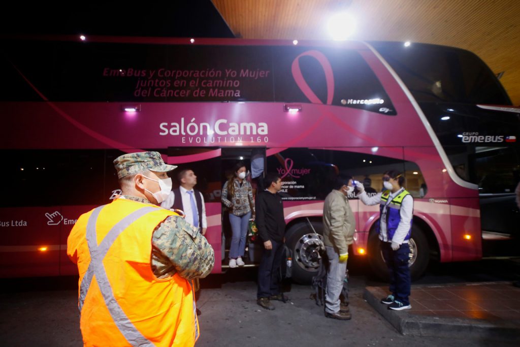 Control sanitario en terminal de buses de Santiago detecta a joven que rompió su cuarentena por coronavirus