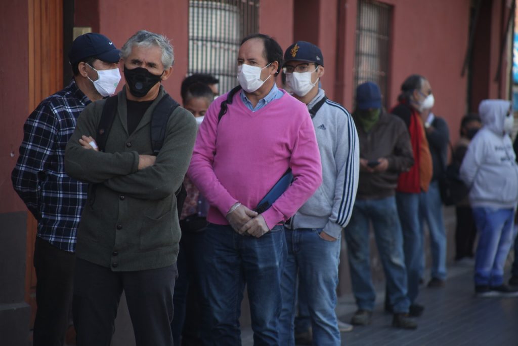 Funcionarios públicos muertos por coronavirus: El temerario regreso a la normalidad anunciado por Piñera