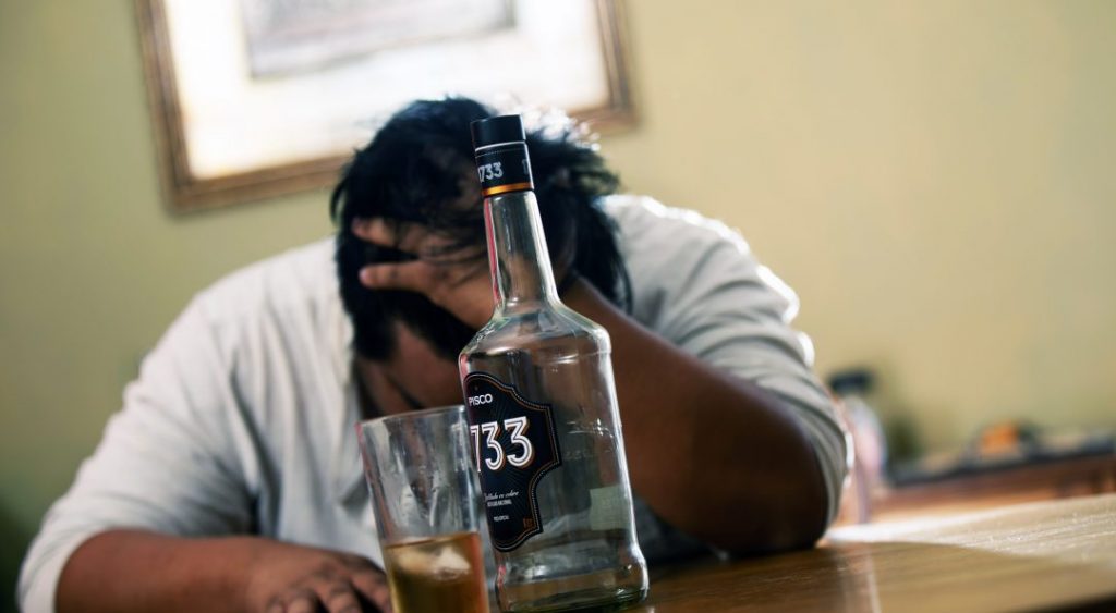 Expertos señalan preocupación por el aumento del consumo de alcohol durante la cuarentena