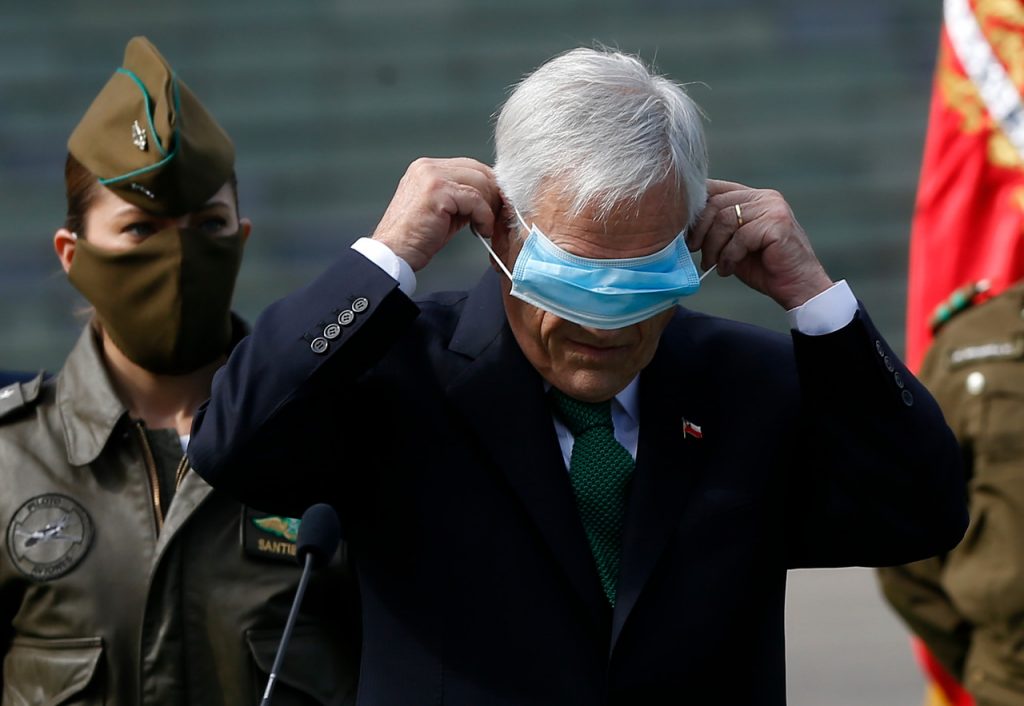 REDES| El nuevo impasse que sufrió el presidente Sebastián Piñera con su mascarilla