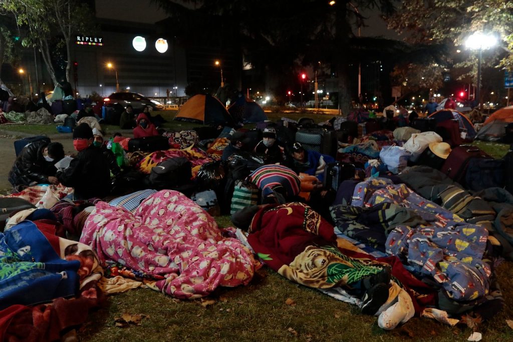FOTOS| Ciudadanos bolivianos se encuentran varados en Chile y pasan la noche en calles de Providencia