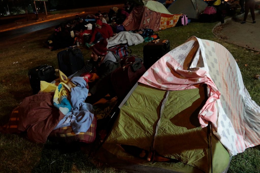 Ciudadanos peruanos varados en Chile pasan la noche en calles de Providencia y claman por ayuda