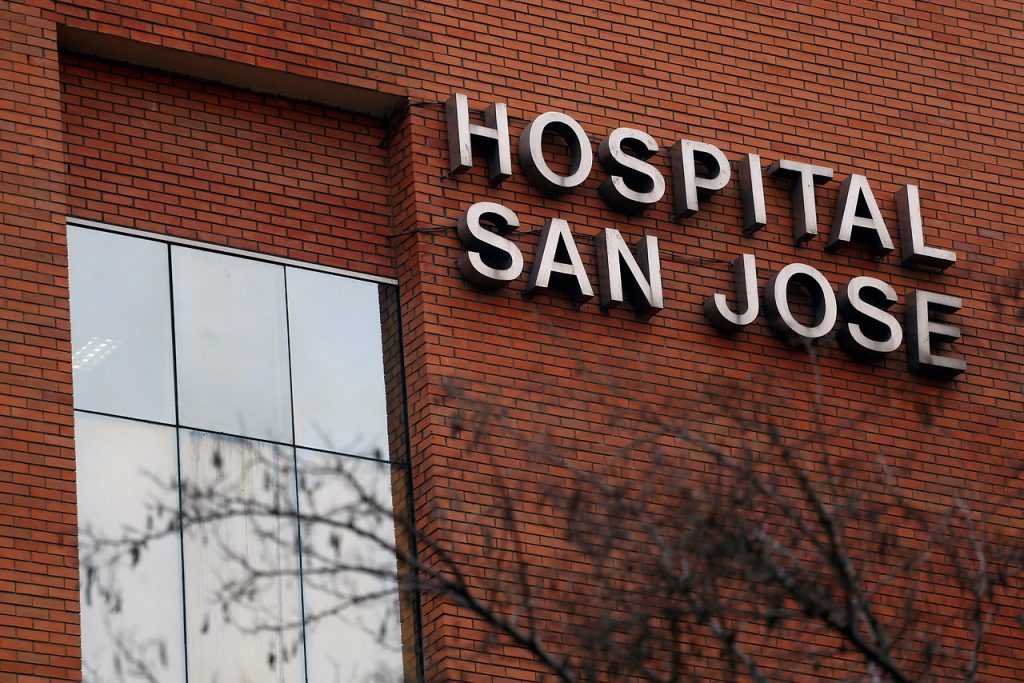 Kinesiólogos del San José denuncian discriminación por parte del director del Hospital