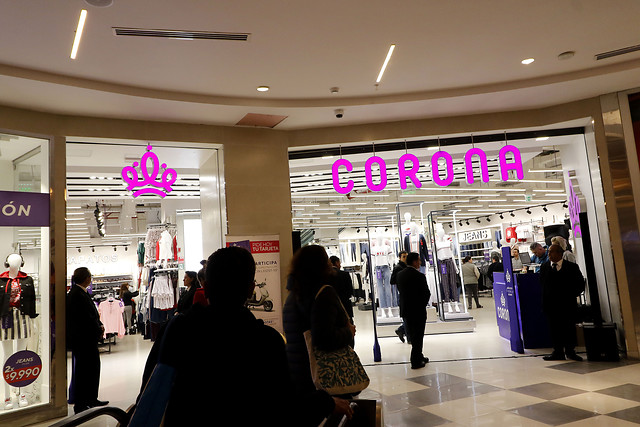 Denuncian ilegalidad en contratos de tienda del retail: Corona ofrece teletrabajo con rebaja de 50% de sueldo