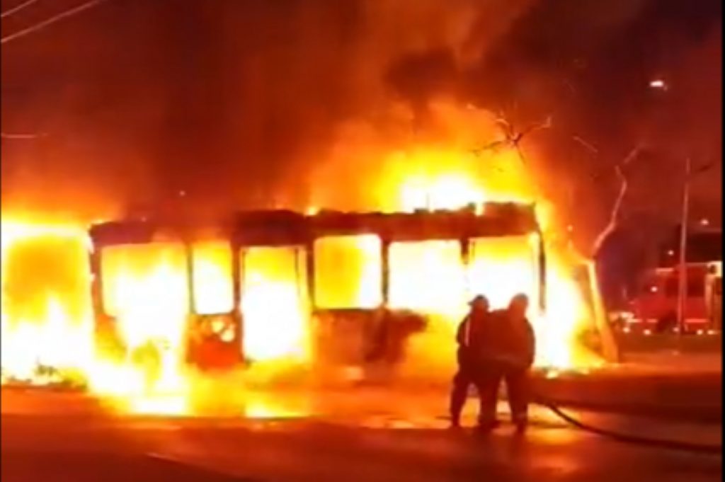 Villa Francia enfrentó compleja jornada de viernes con disturbios y quema de bus