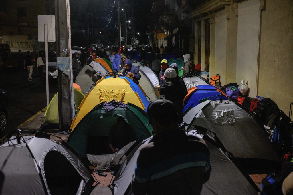 Habilitan albergue para cientos de bolivianos que se encuentran varados en Iquique