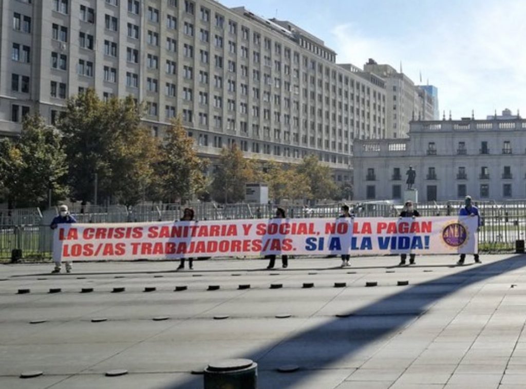 Dirigentes de la ANEF son detenidos tras poner lienzo en contra del retorno al trabajo presencial frente a La Moneda