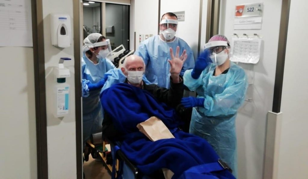 VIDEO| Registran emotivo momento del alta médica de un paciente de 80 años recuperado del coronavirus en clínica de Santiago