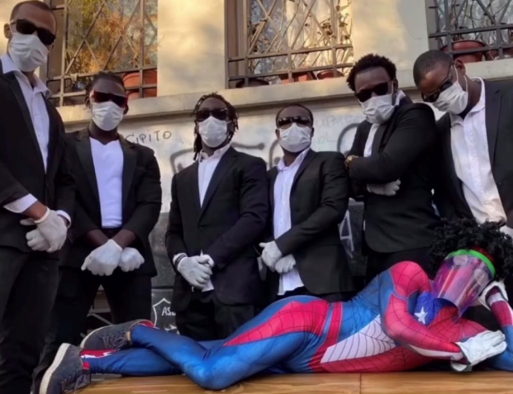 VIDEO| Sensual y estúpido Spiderman arrasa en la calle concientizando sobre el COVID-19 a través de la performance del ataúd