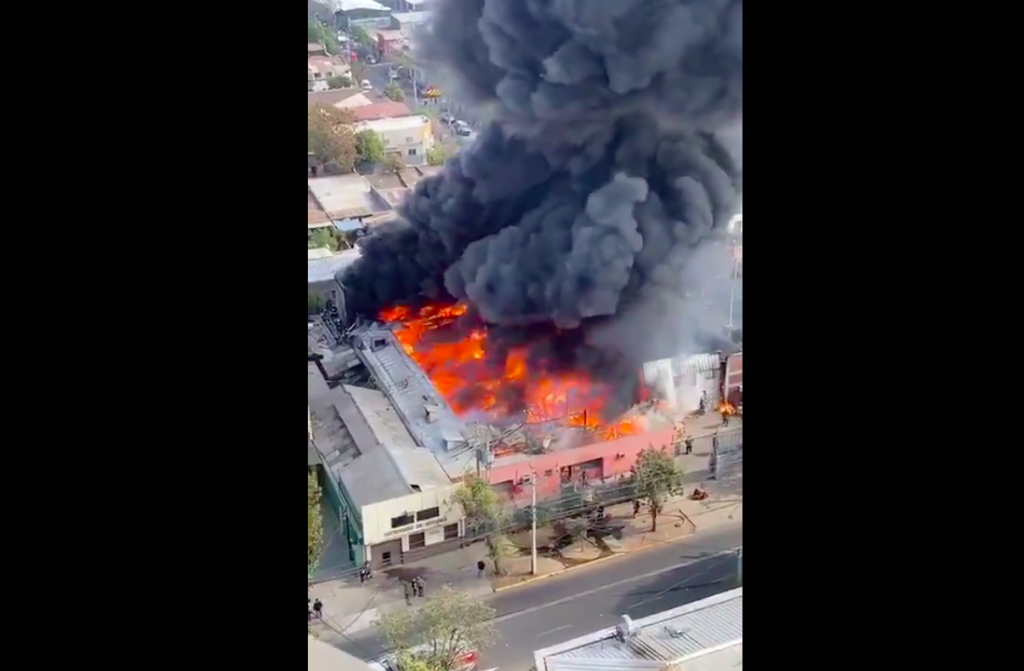 Cientos de bomberos llegan a combatir gran incendio en Santa Elena con Arauco