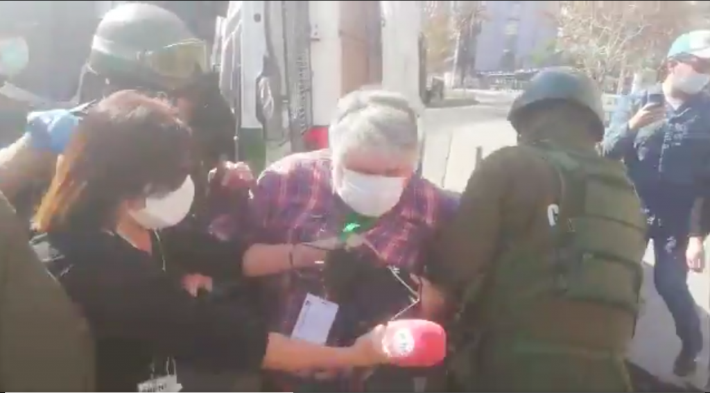 Denuncian detención de camarógrafo por grabar a carabineros en Plaza de la Dignidad