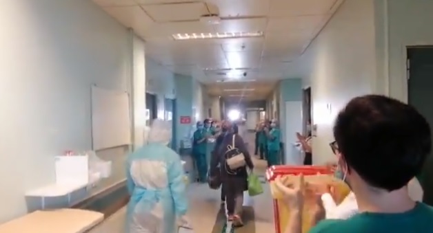 VIDEO| Entre emotivos aplausos personal del Hospital de Temuco despide a pacientes de COVID-19 que sanaron