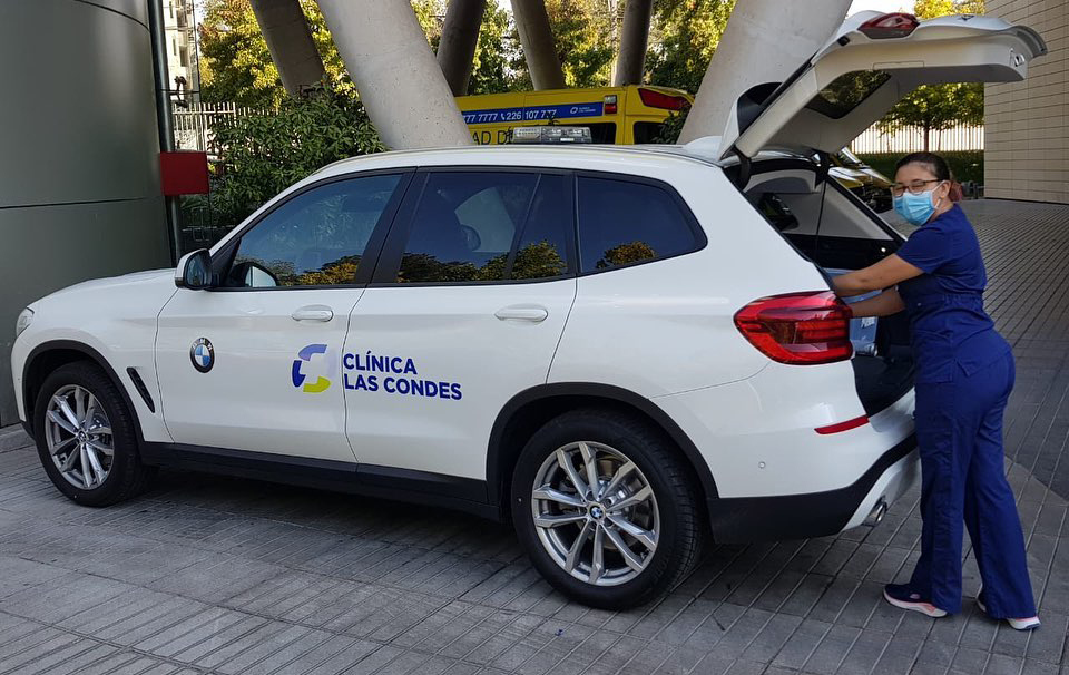 Mundos paralelos: Clínica Las Condes realiza test de coronavirus a domicilio en autos BMW