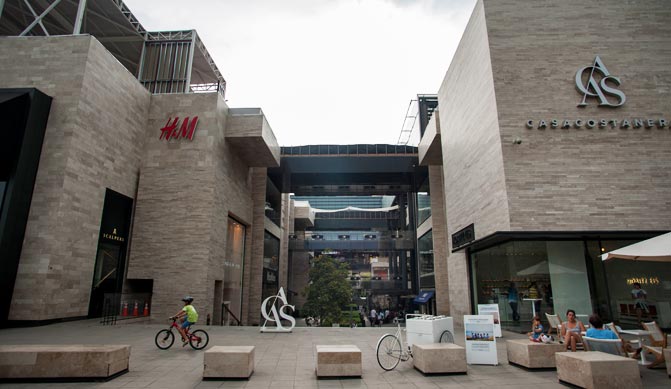 Trabajadores de H&M acusan irresponsabilidad en reapertura de malls por fechas comerciales: «No entendemos la ambición de estas empresas»