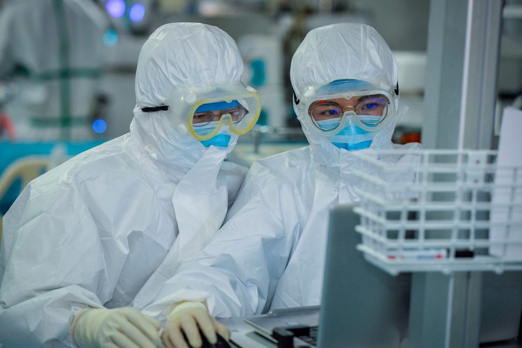 Pandemia en plena investigación: científicos descubren nueva forma de contagio del COVID-19