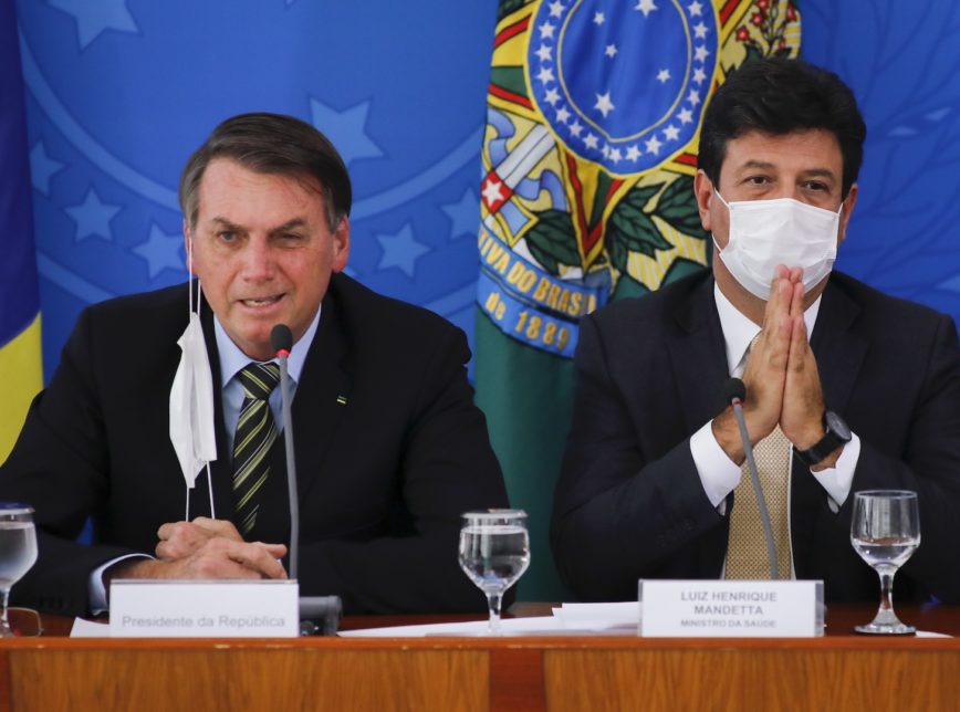 Tras fallidos intentos de convencerlo de la gravedad del COVID-19, ministro de Salud de Brasil es destituido por Bolsonaro