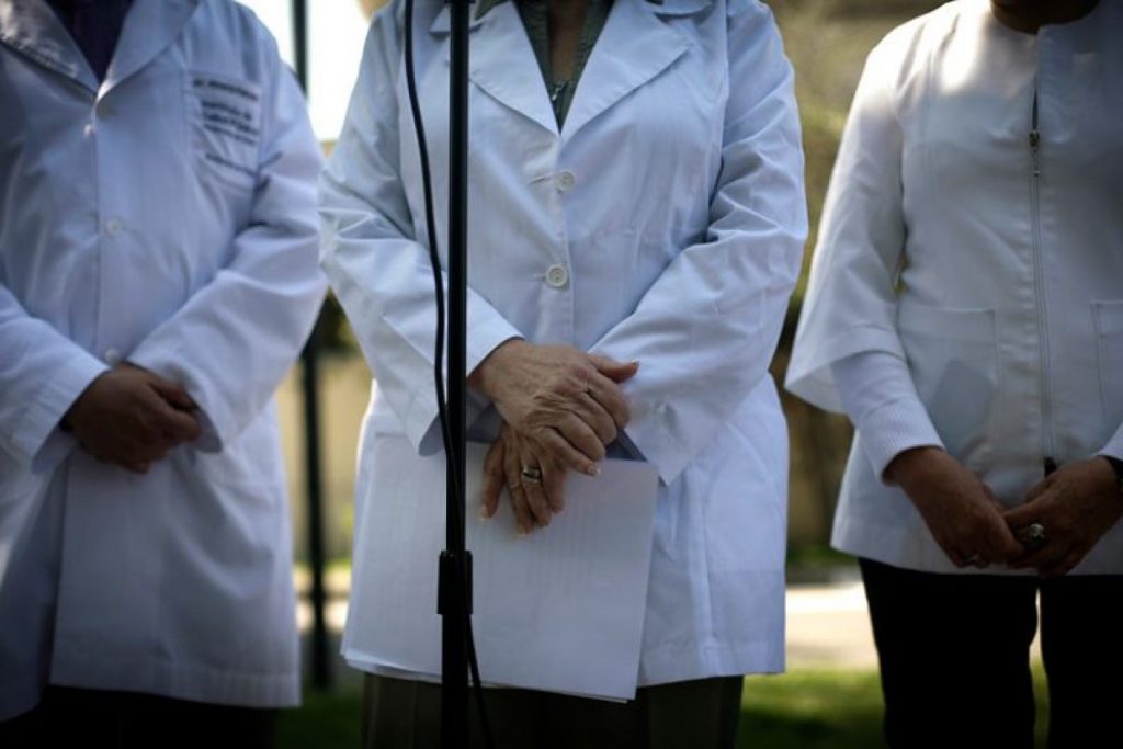 Más de 2.000 médicos migrantes disponibles: Colegio Médico y SJM llaman a incorporarlos ahora mismo a equipos de trabajo