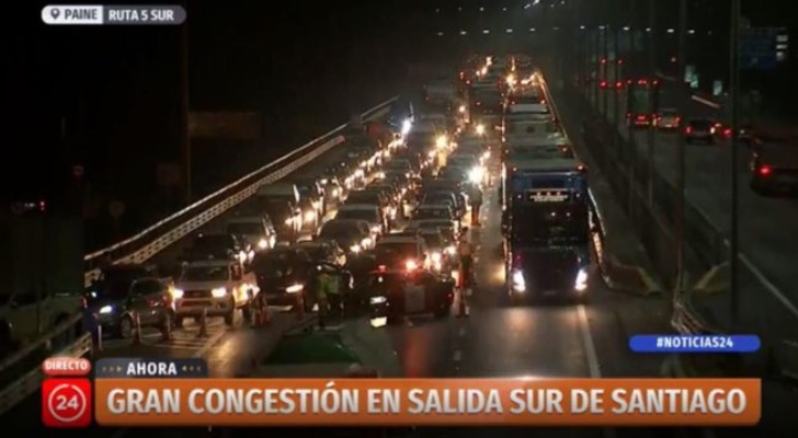 Pese a la cuarentena y controles sanitarios, más de 23 mil vehículos salieron de Santiago este jueves