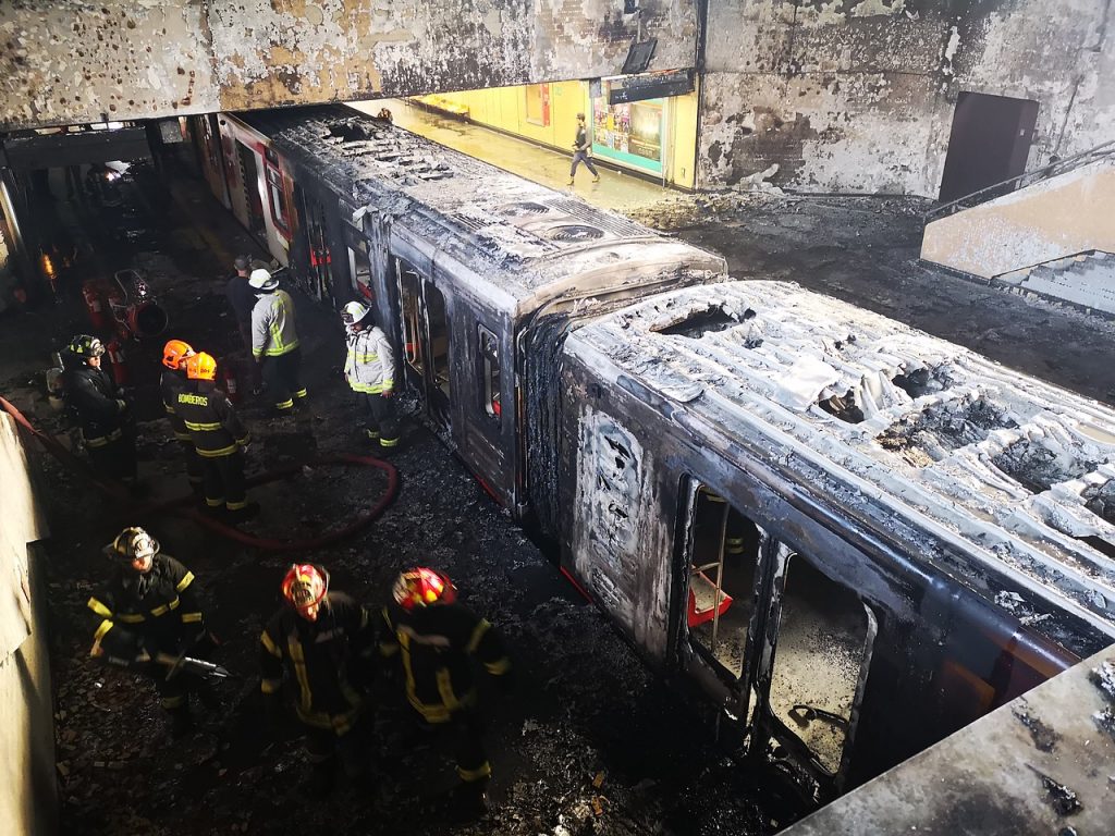 Ex Fiscal Carlos Gajardo critica que, a seis meses del estallido social, aún no se sepa quién quemó el Metro
